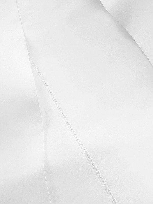 a close up of a white sheet with a small line on it