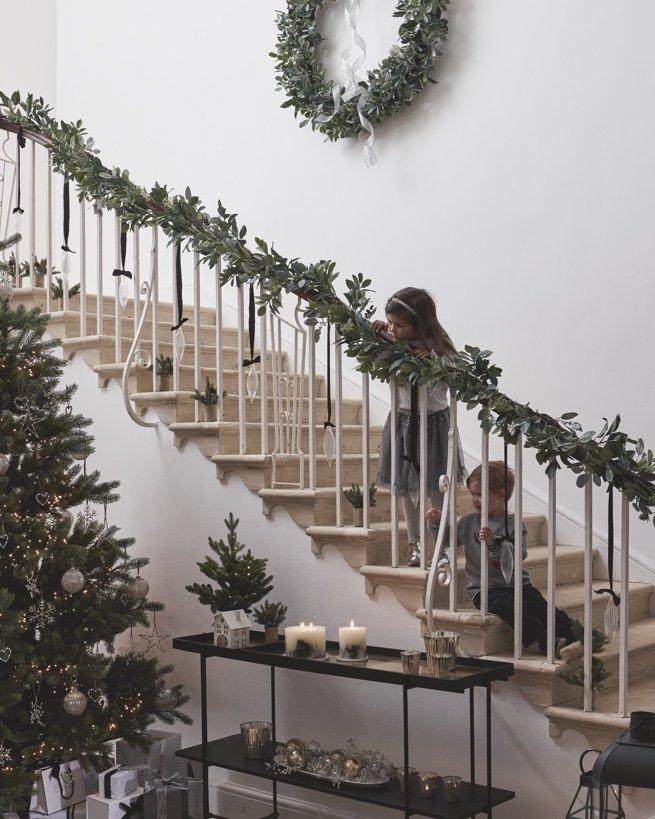 ultimate-green-berry-garland