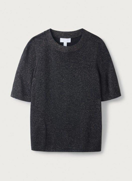 a black t - shirt with a white collar and a black collar