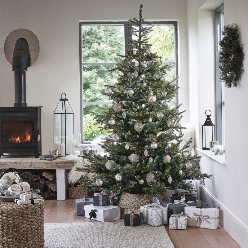 Ways to Decorate a Christmas Tree | The White Company US