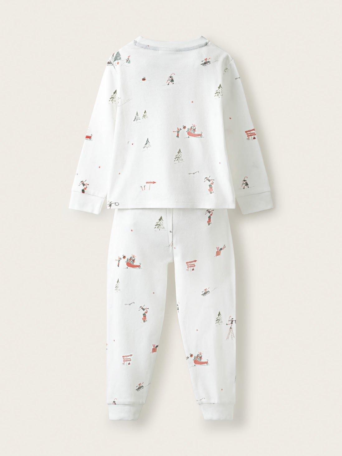 a baby pajamas set with snowmen on it
